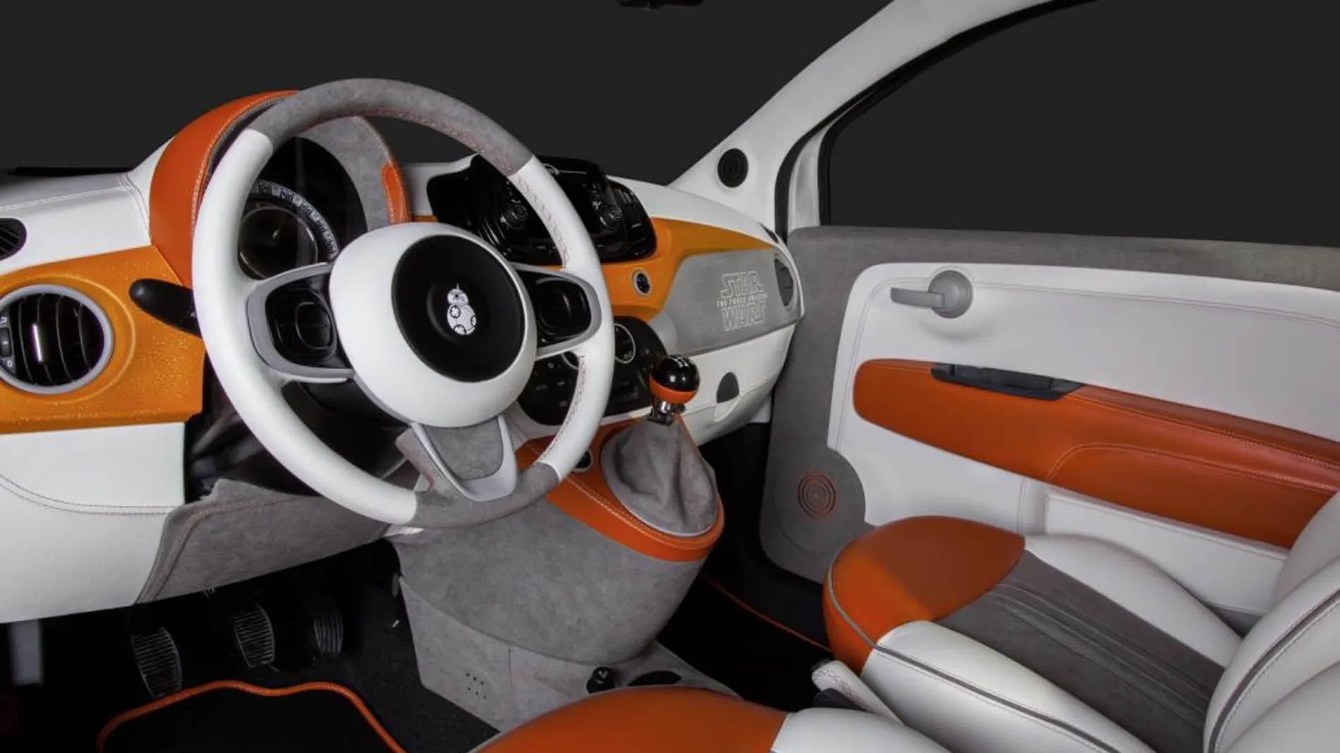 El interior del Fiat 500 BB-8 está decorado en tonos gris, naranja y blanco.