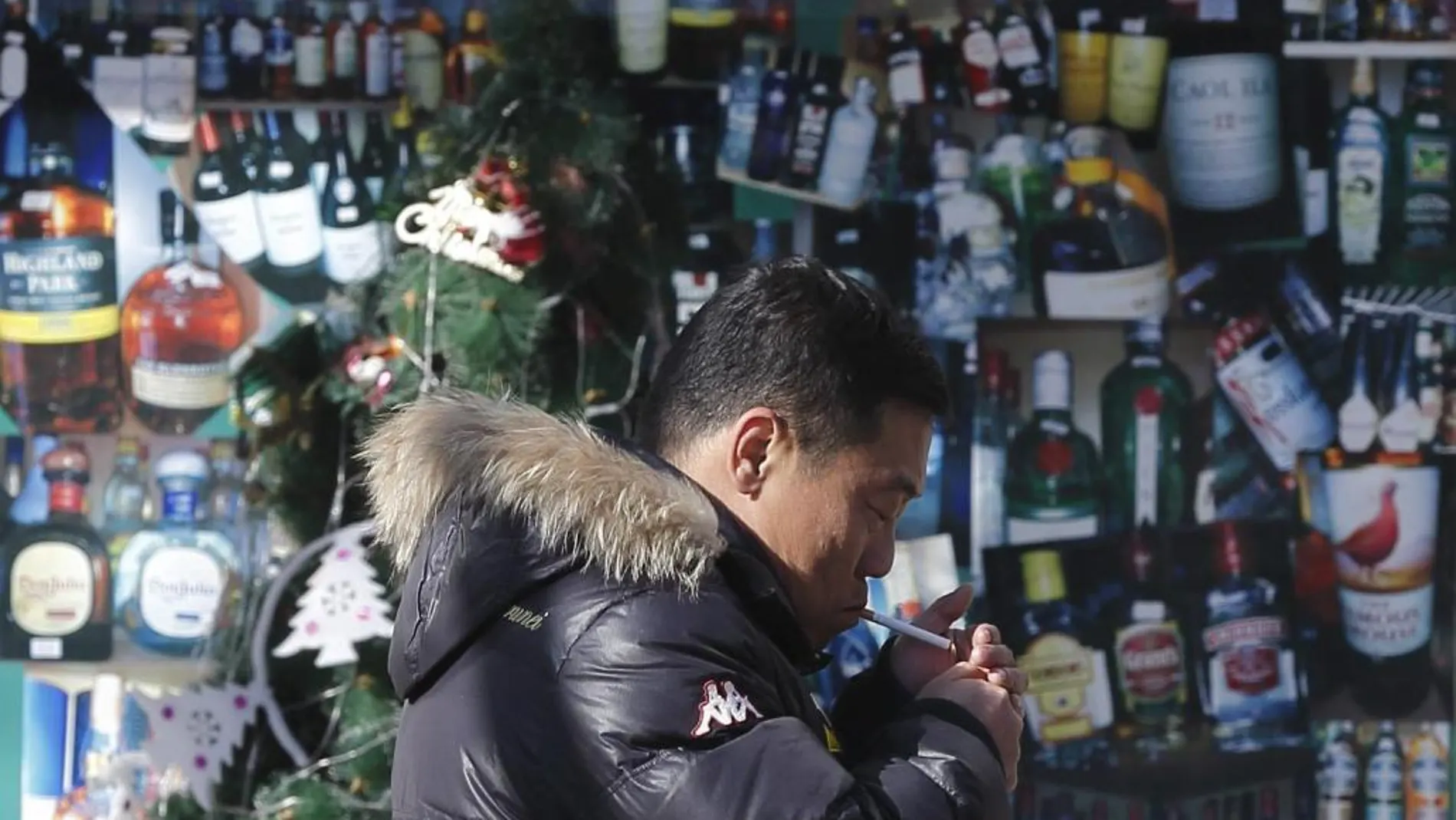 Un ciudadano chino se enciende un cigarro en Pekín