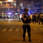 Un policía en el lugar del atentado