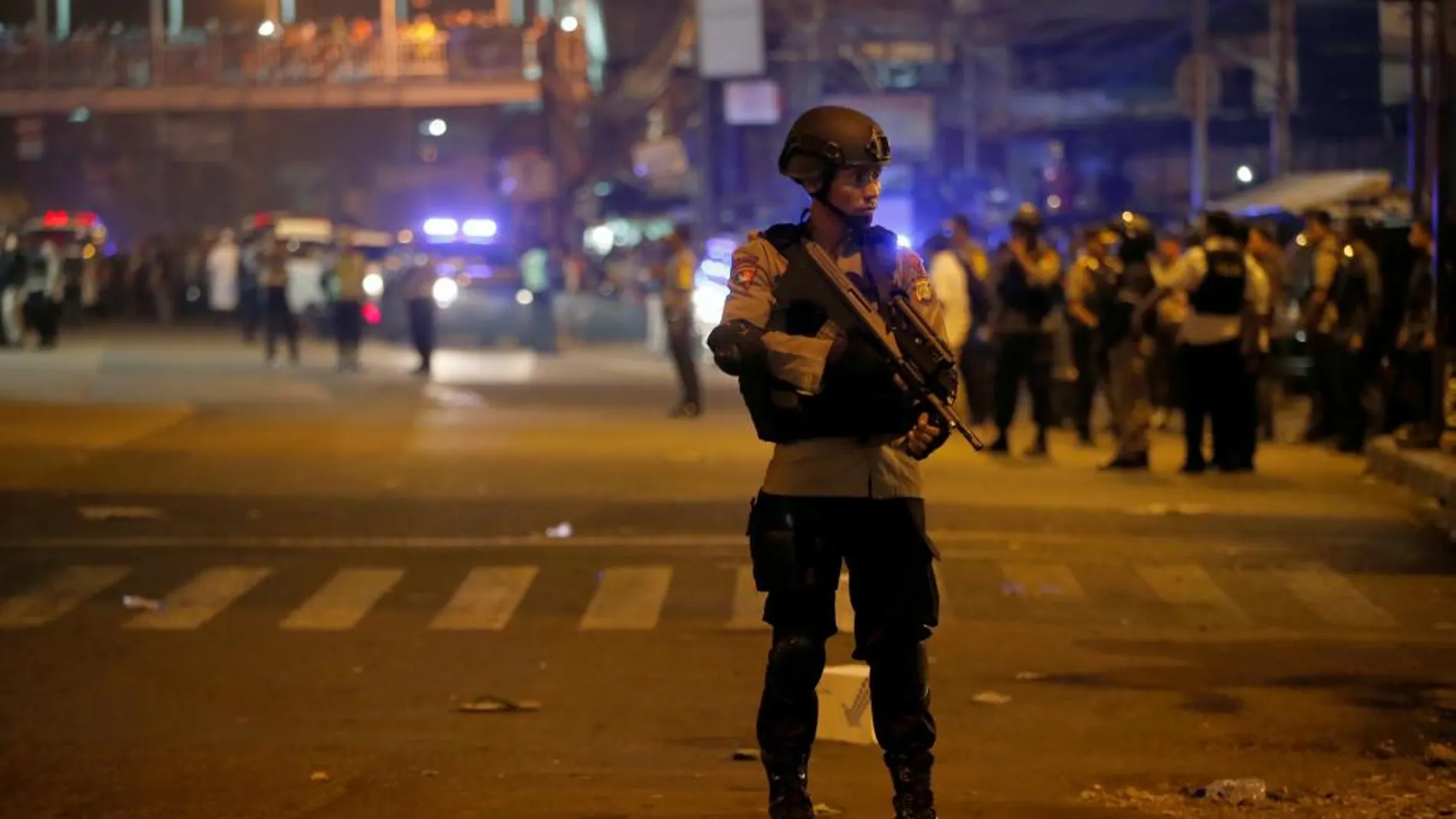 Un policía en el lugar del atentado