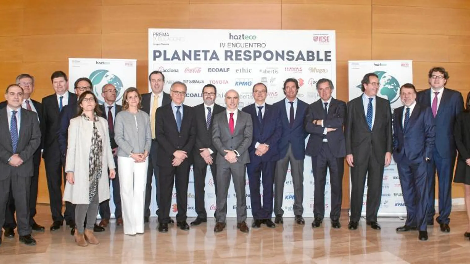 El presidente del Grupo Planeta, José Creuheras, en la foto de familia con los patronos y colaboradores del cuarto Encuentro Planeta Responsable, que se celebró el lunes en el Aula Magna del Campus Norte de la IESE Business School de Barcelona