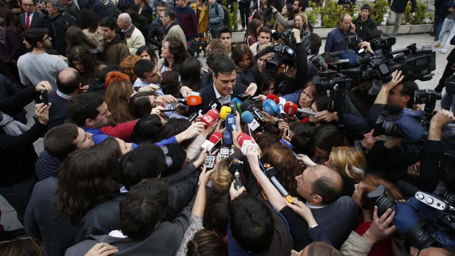 Pedro Sánchez (d), entre otros, han asistido hoy en el Congreso de los Diputados a los actos organizados con motivo de IV Centenario de la muerte de Cervantes