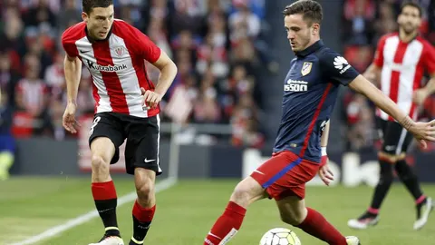 El centrocampista del Atlético de Madrid, Saúl Ñíguez , intenta cortar el pase del defensa del Athletic de Bilbao, Óscar De Marcos