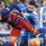 Neymar no puede controlar el balón, obligado por Álvaro González