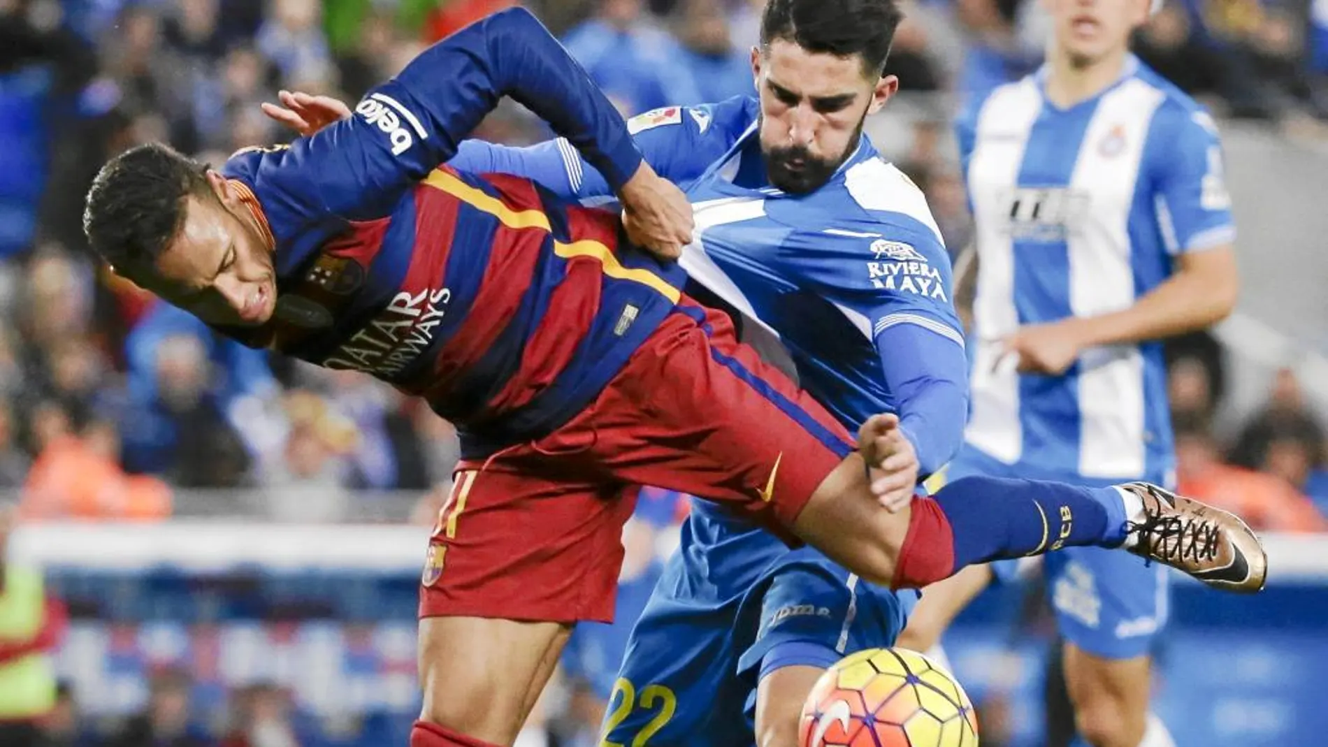 Neymar no puede controlar el balón, obligado por Álvaro González