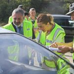 La delegada del Gobierno del Reino de España en Castilla y León, Virginia Barcones, conversa con un conductor