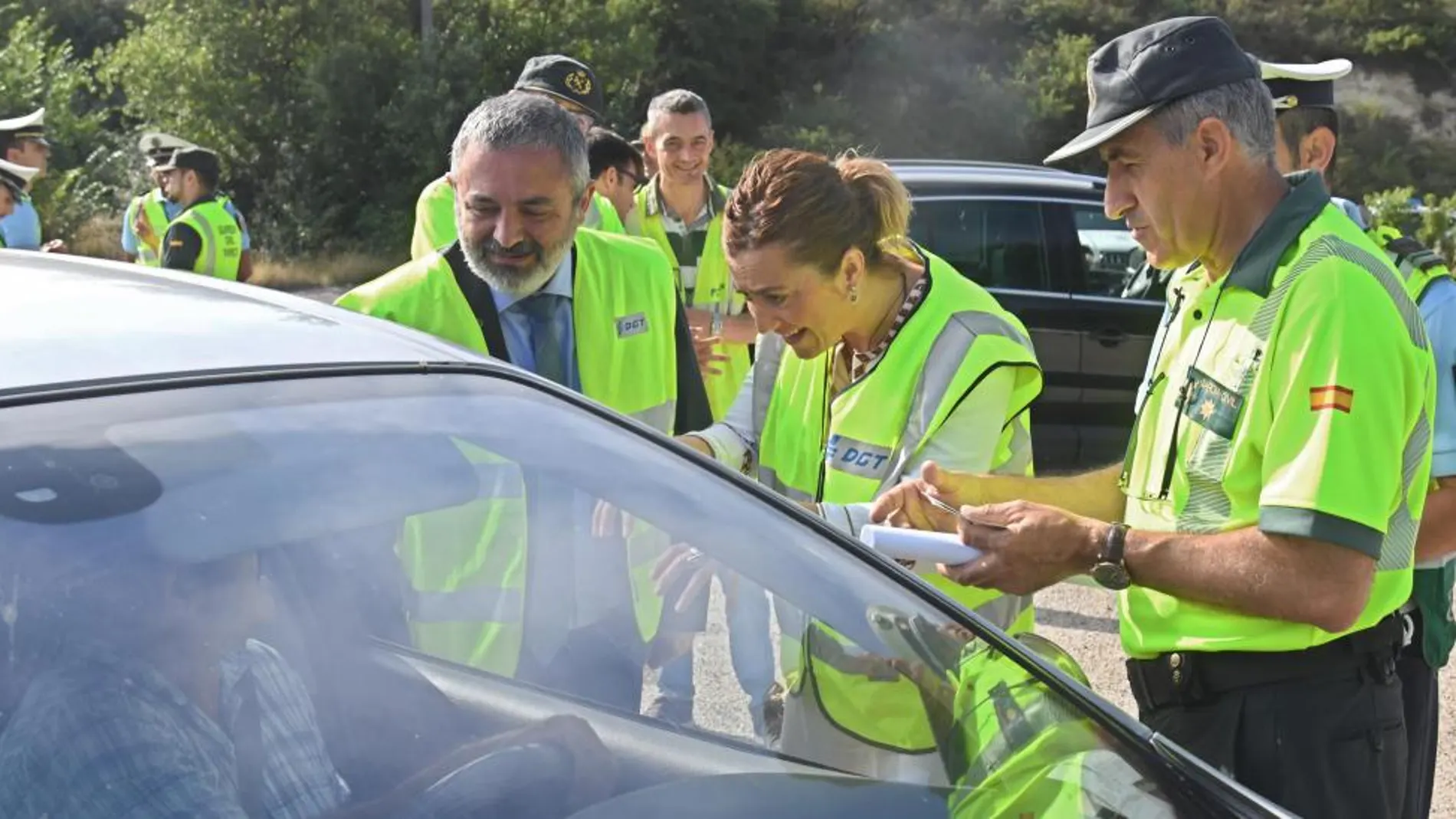 La delegada del Gobierno del Reino de España en Castilla y León, Virginia Barcones, conversa con un conductor