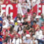 Piqué se lamenta tras uno de los goles encajados en Sevilla