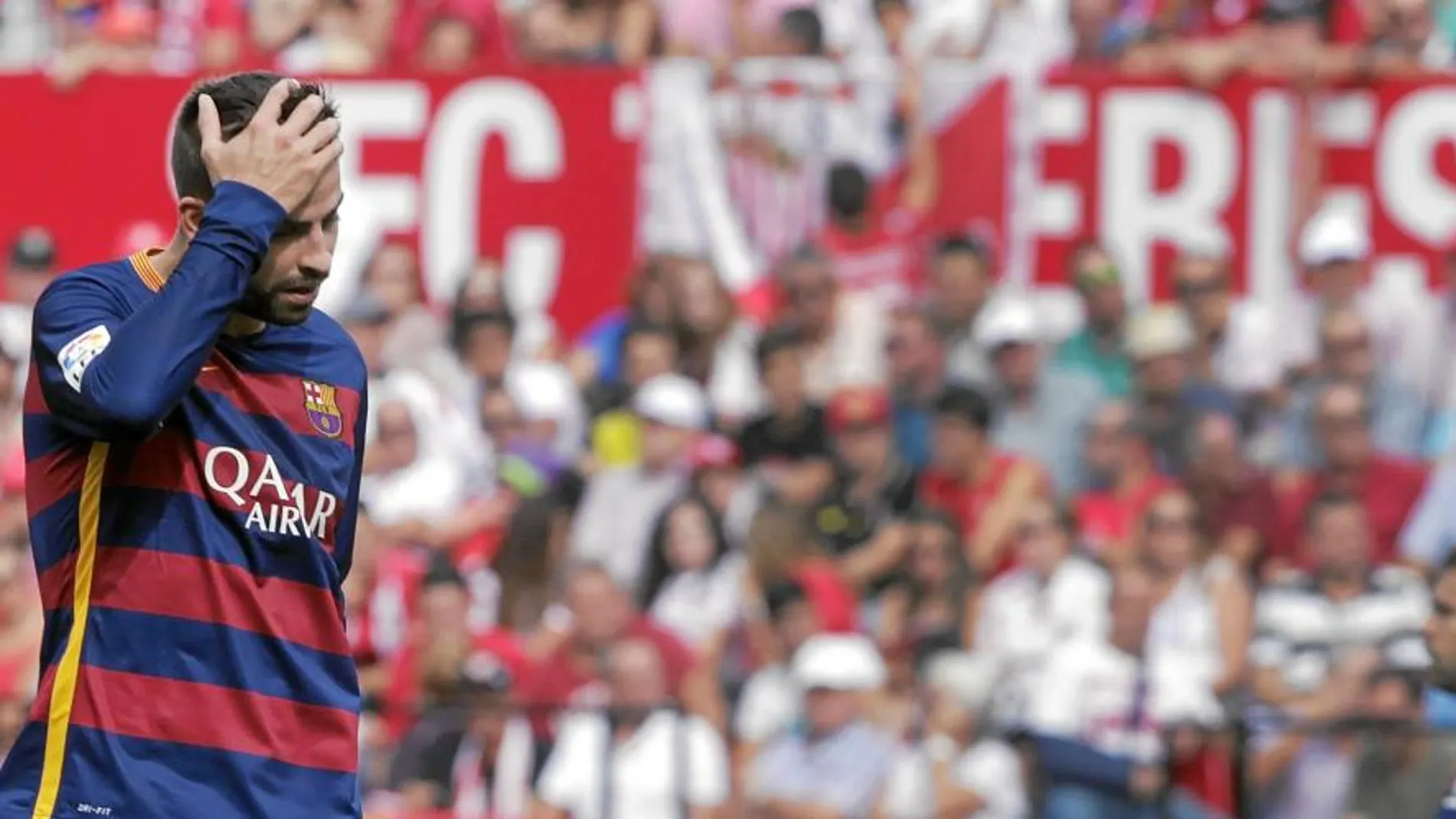 Piqué se lamenta tras uno de los goles encajados en Sevilla