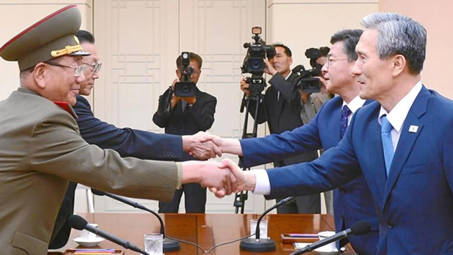 Representantes de las dos Coreas durante la firma del acuerdo, ayer, en el pueblo de Panmunjom
