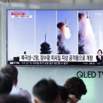 Surcoreanos observan las noticias queinforman del lanzamiento del misil Pukguksong 2
