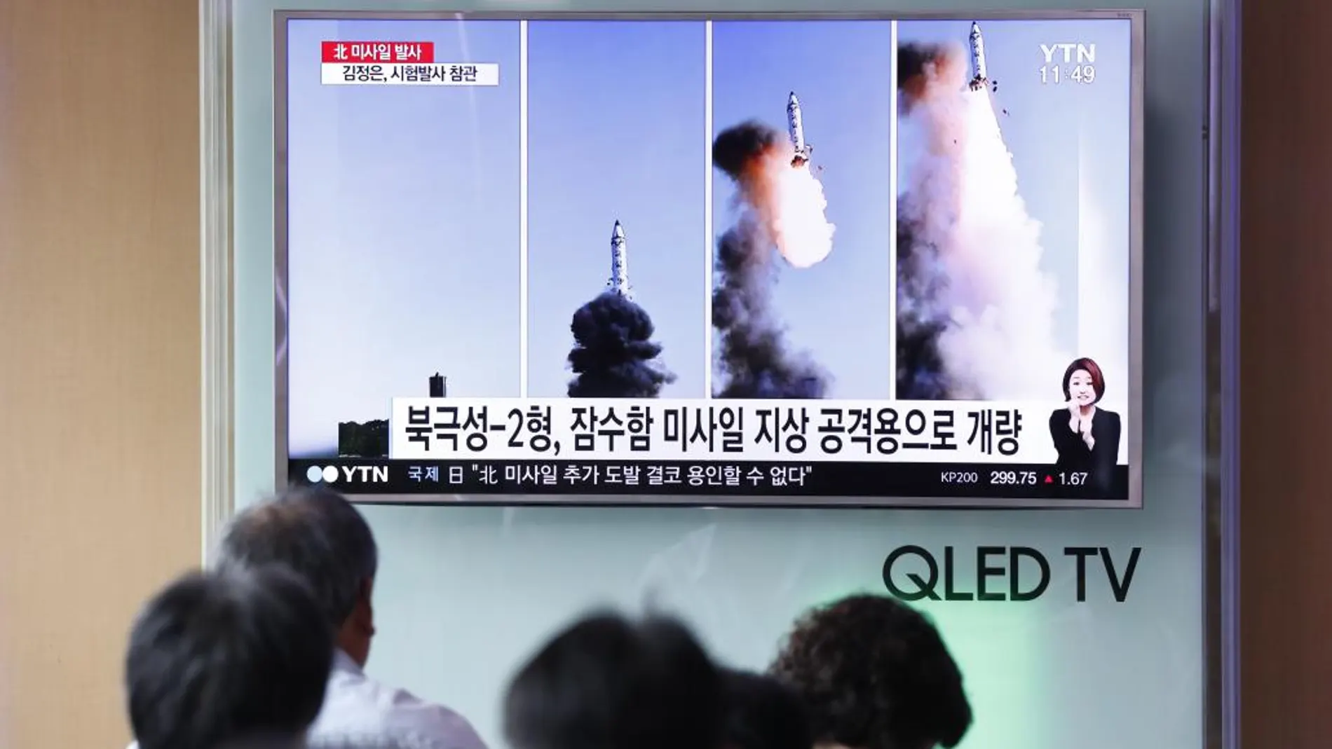 Surcoreanos observan las noticias queinforman del lanzamiento del misil Pukguksong 2