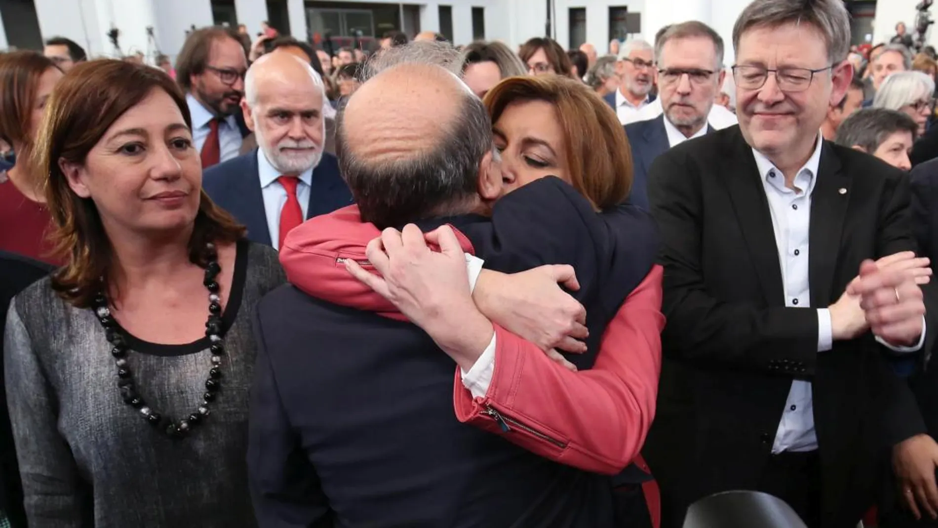 Miquel Iceta abraza a Susana Díaz en presencia de Ximo Puig y Francina Armengol en un acto de homenaje a Carme Chacón