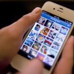Un usuario consultando Instagram desde un móvil