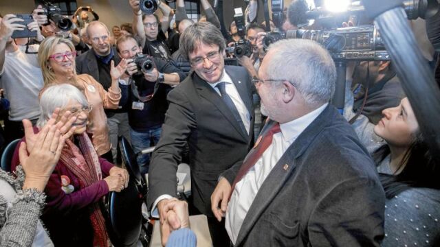 El ex president de la Generalitat, Carles Puigdemont, ayer a la llegada del acto de la presentación de su lista