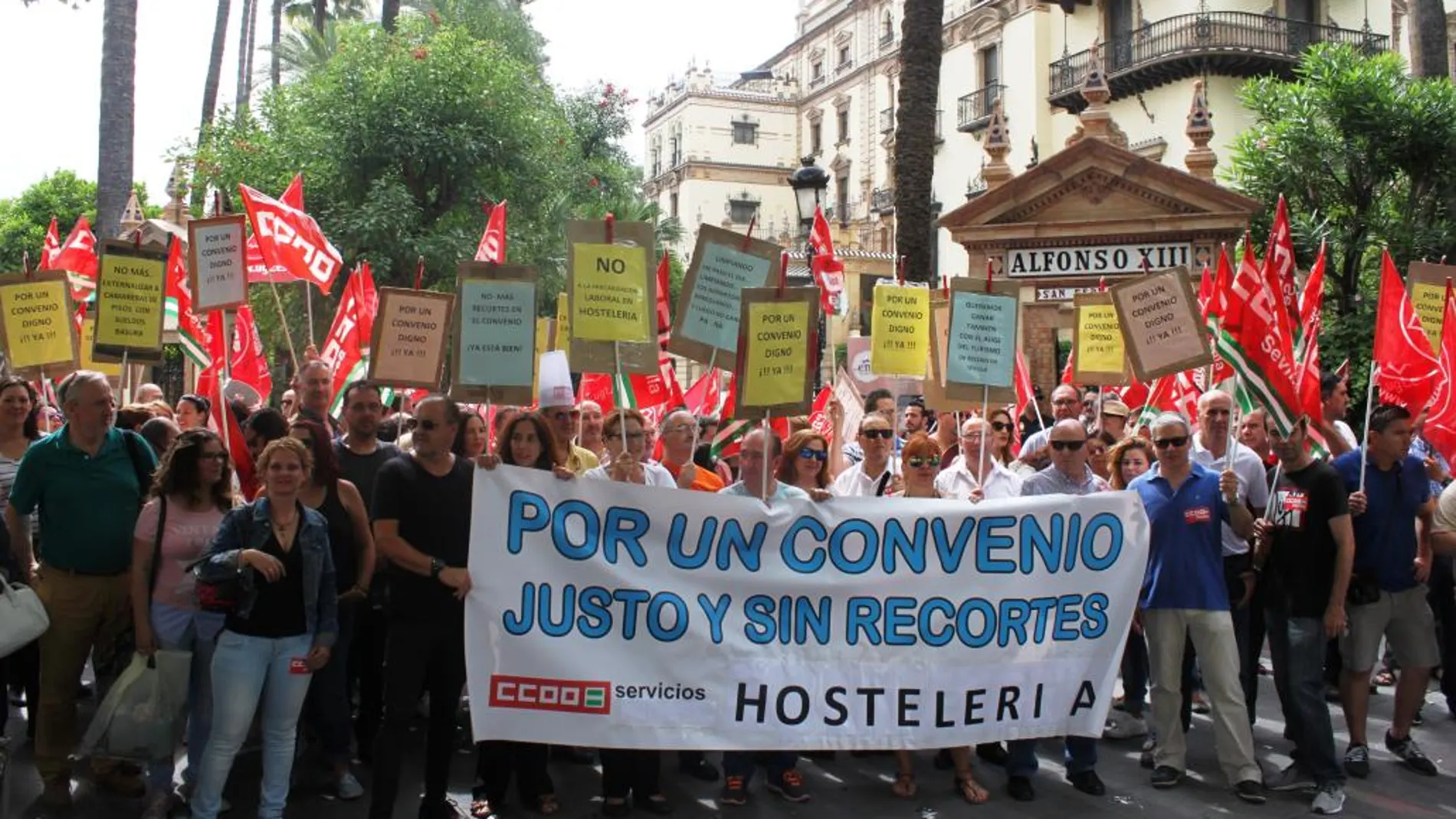 La patronal rompe la negociación del convenio de hostelería por la protesta sindical ante el Alfonso XIII
