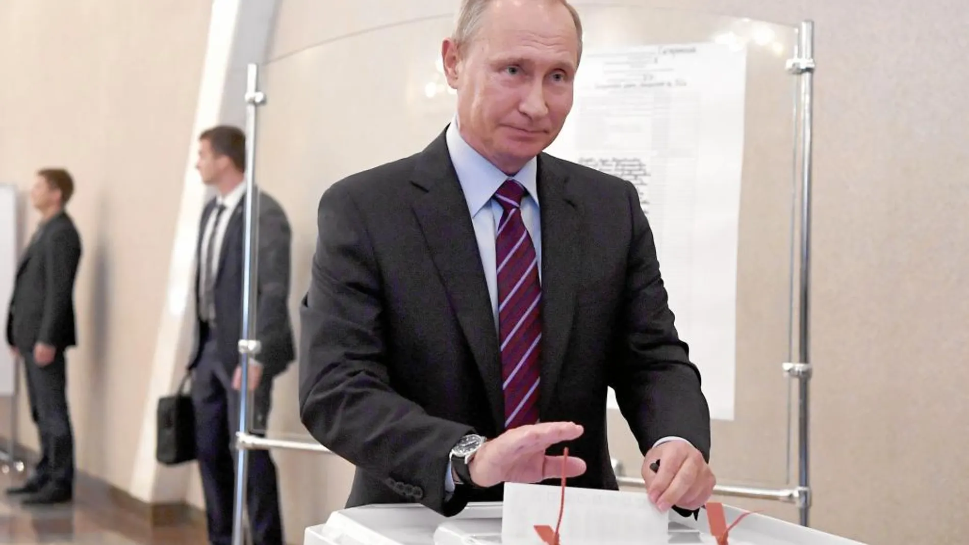 El presidente Vladimir Putin acude a votar a un colegio electoral de Moscú el pasado domingo