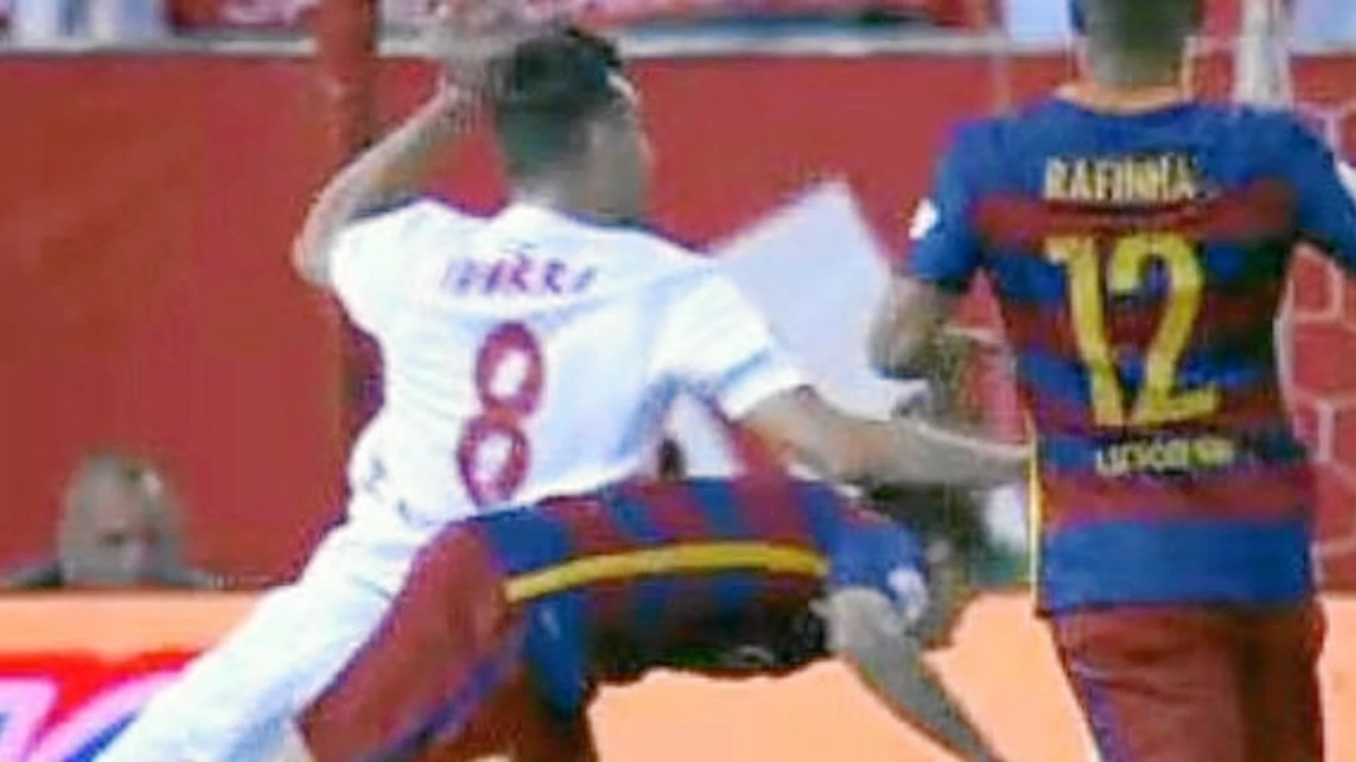 Min 84 ¿Hay penalti de Alves a Iborra?