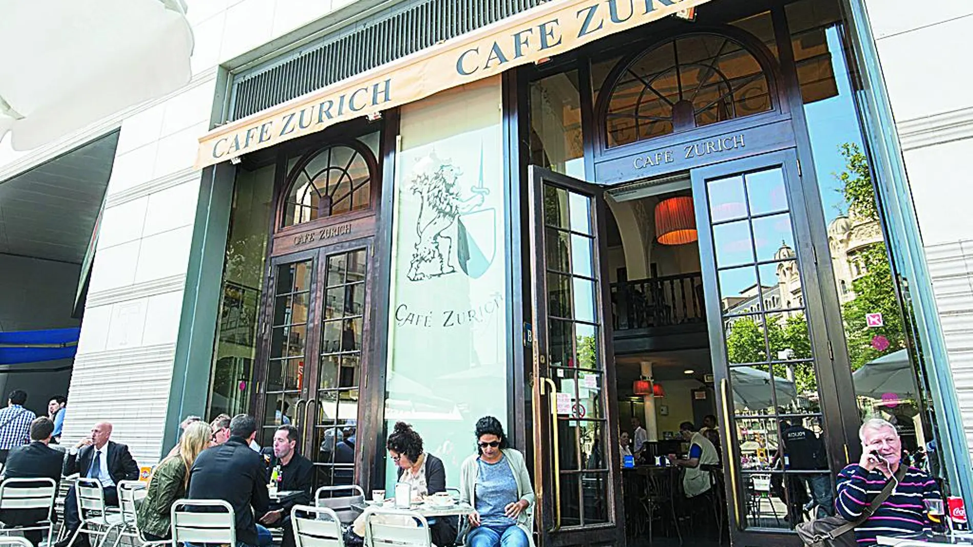 El emblemático Café Zurich sería uno de los máximos afectados de la nueva ordenanza de terrazas y pondría en riesgo su viabilidad.