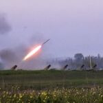 Fuerzas de Azerbayán lanzan un misil contra posiciones controladas por Armenia.