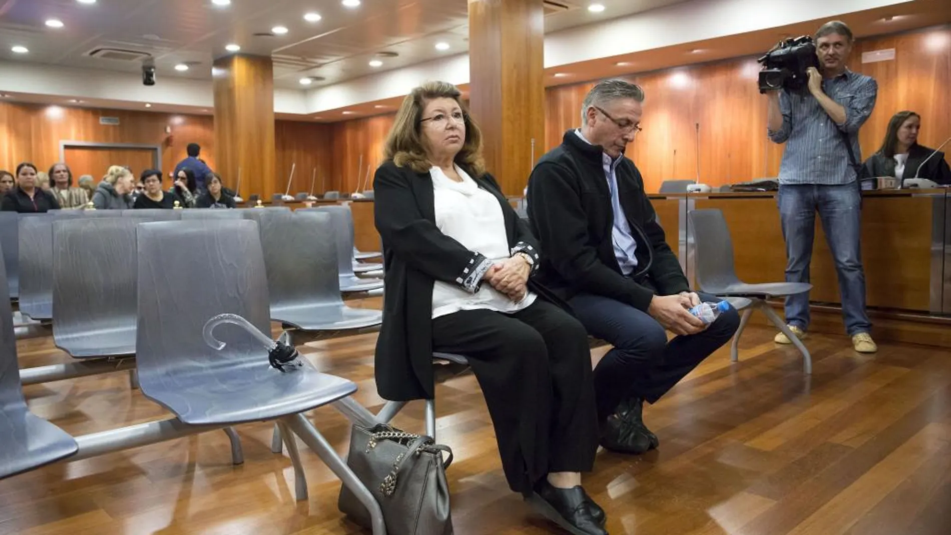 La presidenta de la protectora Parque Animal de Torremolinos (Málaga), Carmen Marín, junto al otro procesado, Felipe Barco, durante el juicio /Efe