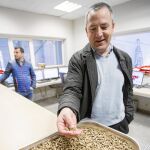 El director de la planta de Naturpellet, Roberto Bravo, controla la calidad del pellet producido