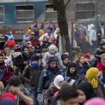 Refugiados llegan a la estación ferroviaria de Sentilj, en la frontera entre Eslovenia y Austria