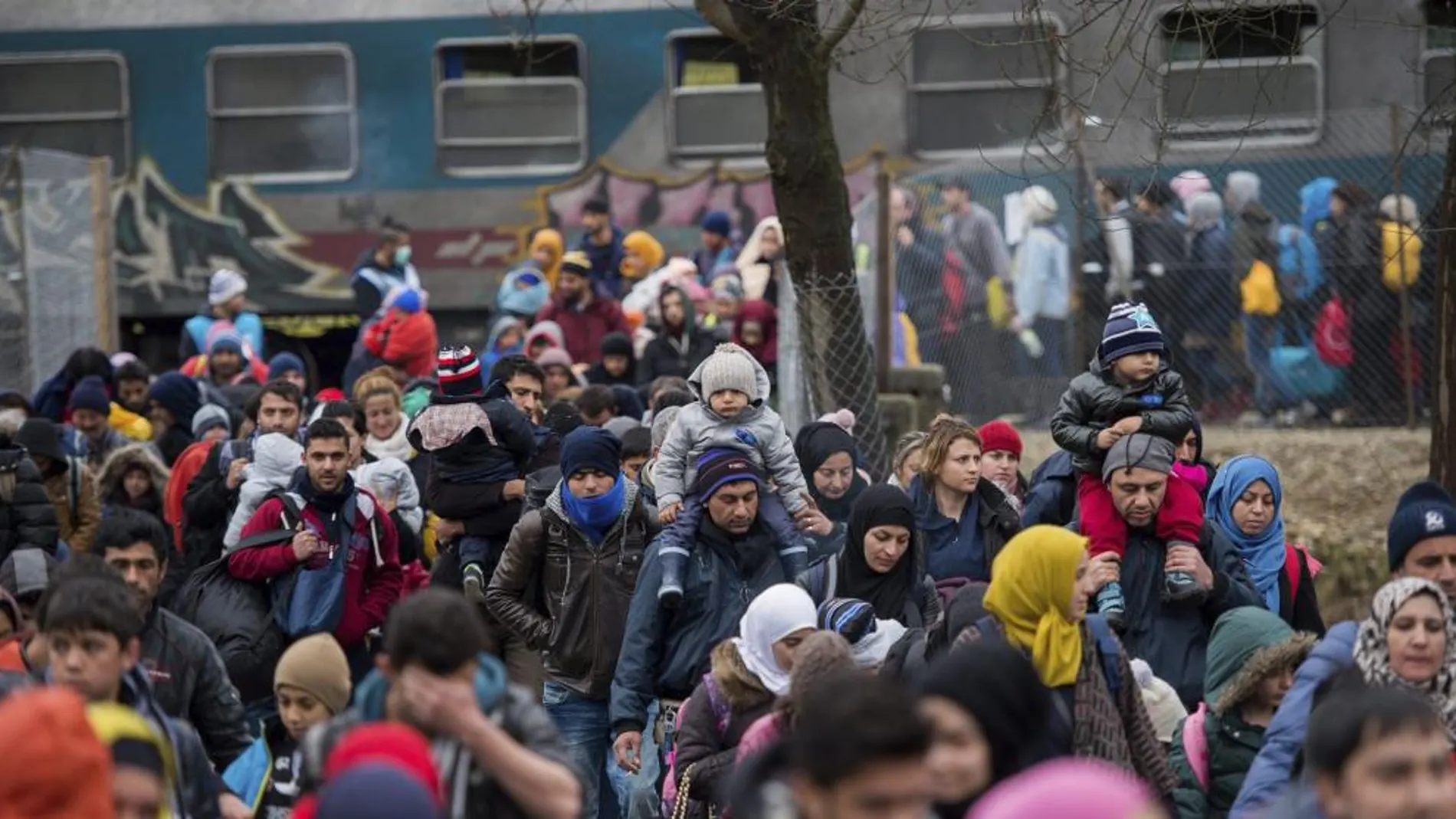 Refugiados llegan a la estación ferroviaria de Sentilj, en la frontera entre Eslovenia y Austria