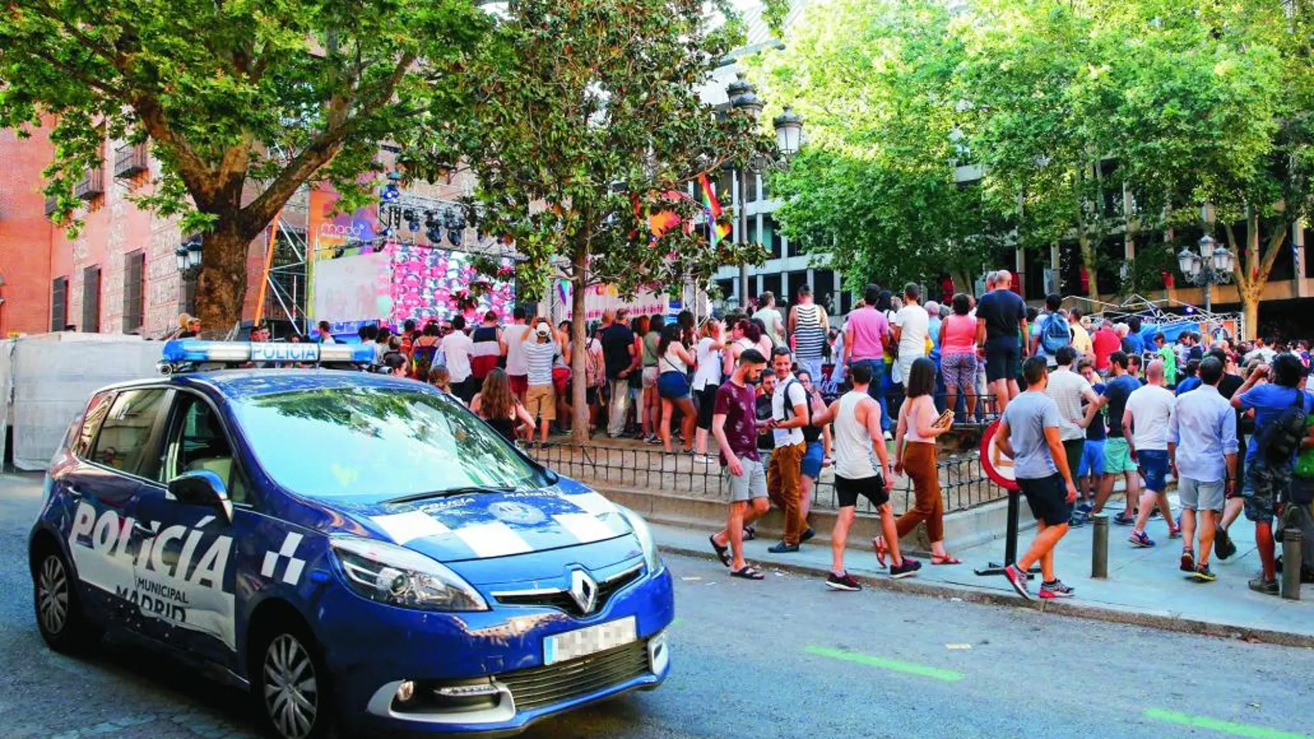 La Policía Municipal patrullaba ayer por la Plaza del Rey en el segundo día de las fiestas del Orgullo