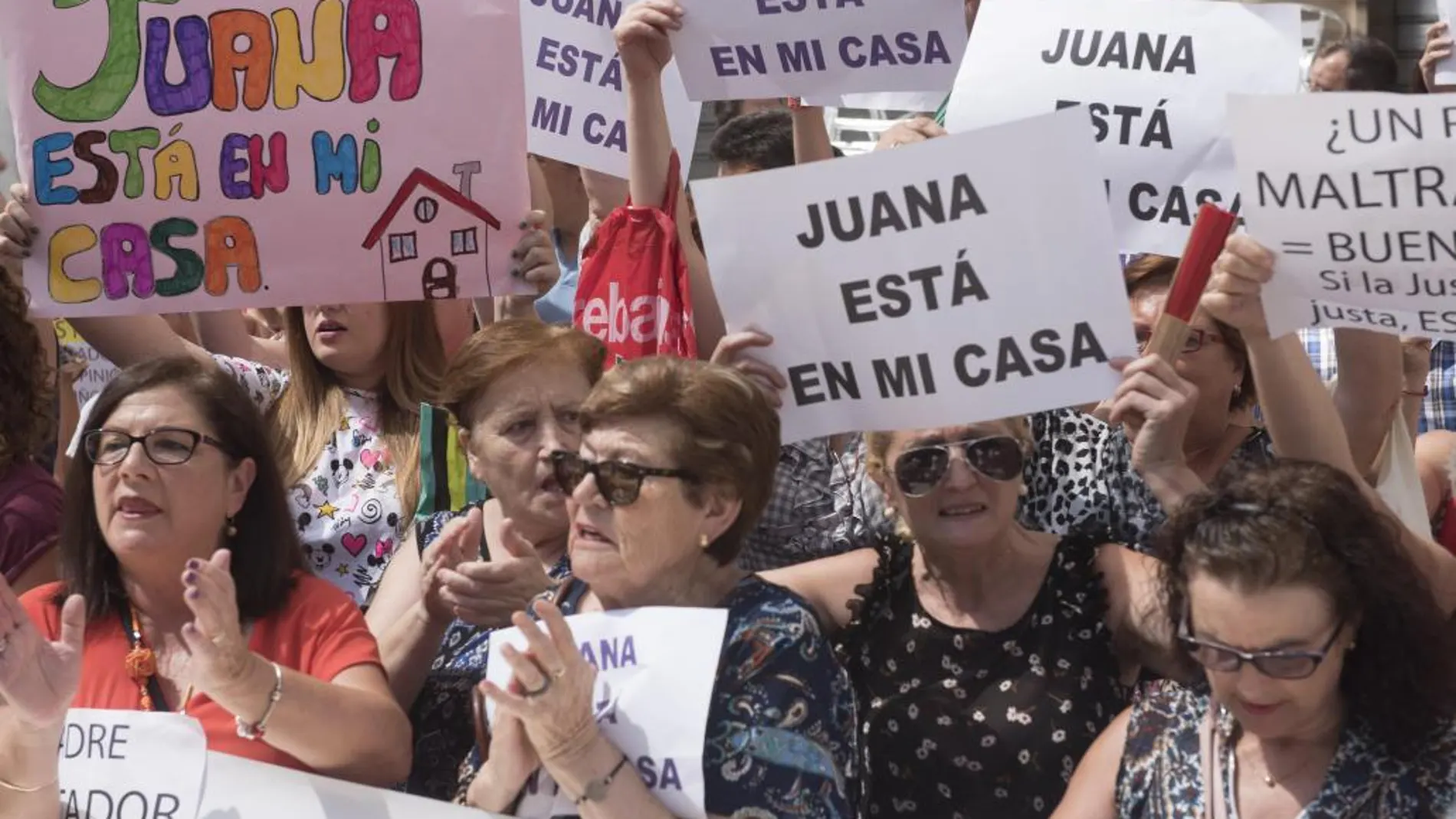 Centenares de personas en Maracena (Granada) en apoyo a su vecina Juana Rivas.