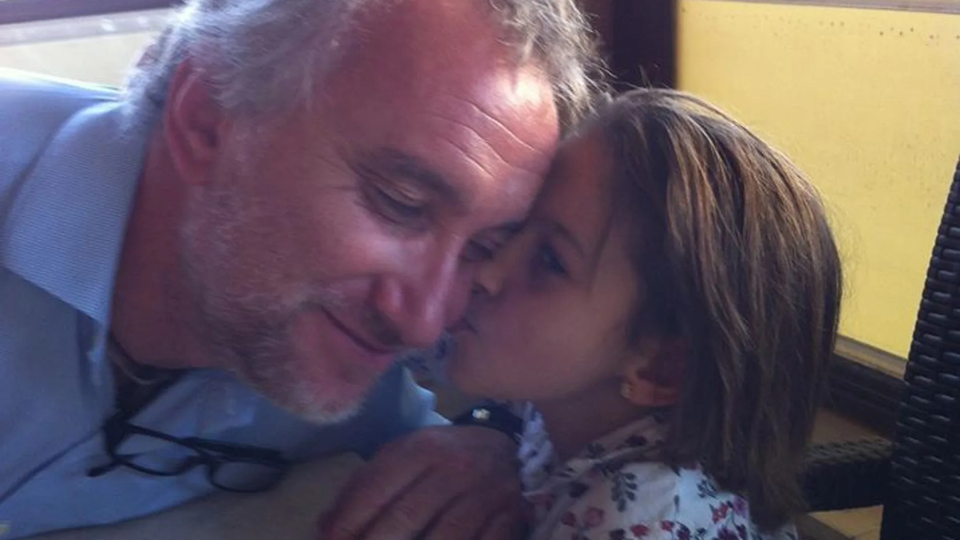 Imagen de Nadia junto a su padre, Fernando Blanco