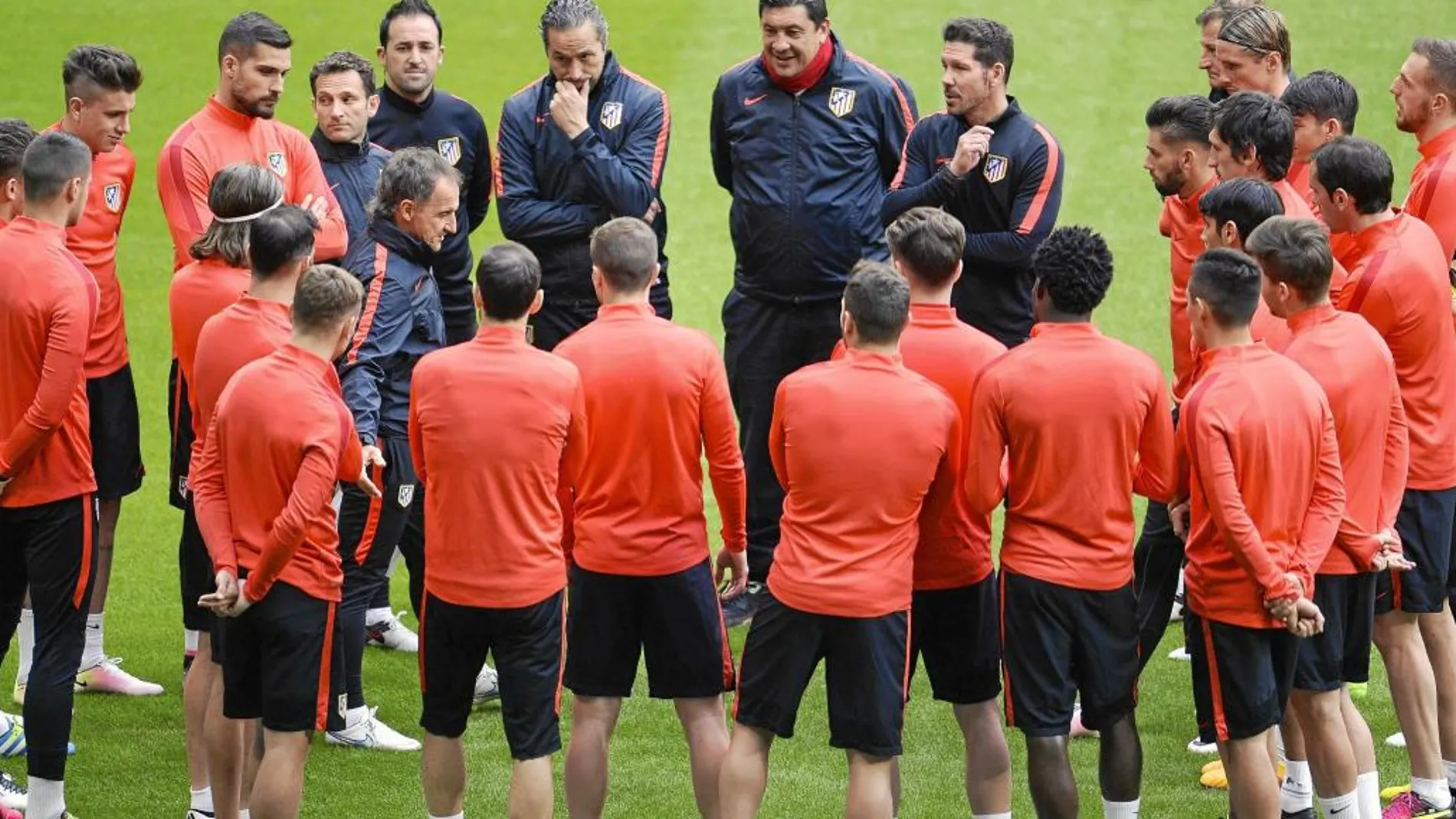 Simeone da instrucciones a su equipo sobre el césped del Allianz Arena