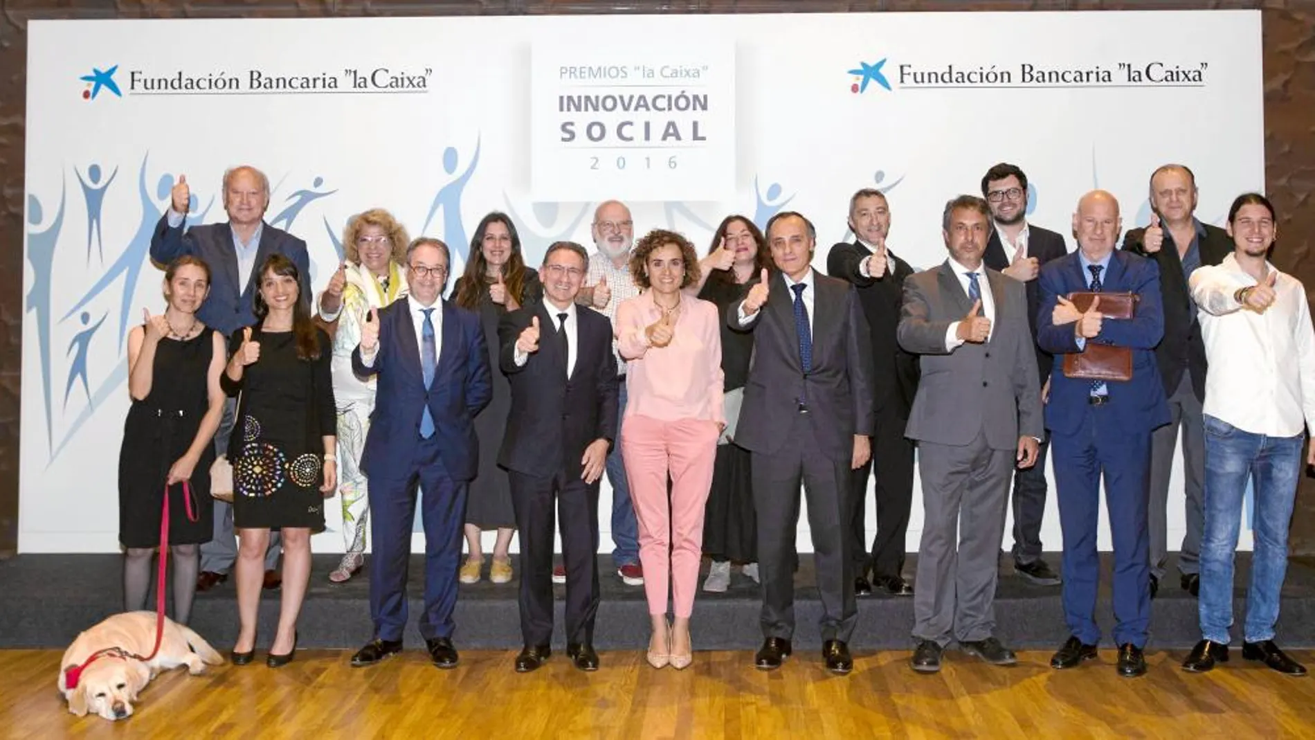 La ministra de Sanidad, Dolors Montserrat y el director de la Fundación La Caixa, Jaume Giró, junto con los diez premiados