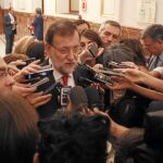 El presidente del Gobierno, Mariano Rajoy, atiende ayer a los periodistas en los pasillos del Congreso