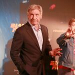 Harrison Ford saluda a la Prensa durante la presentación de la película