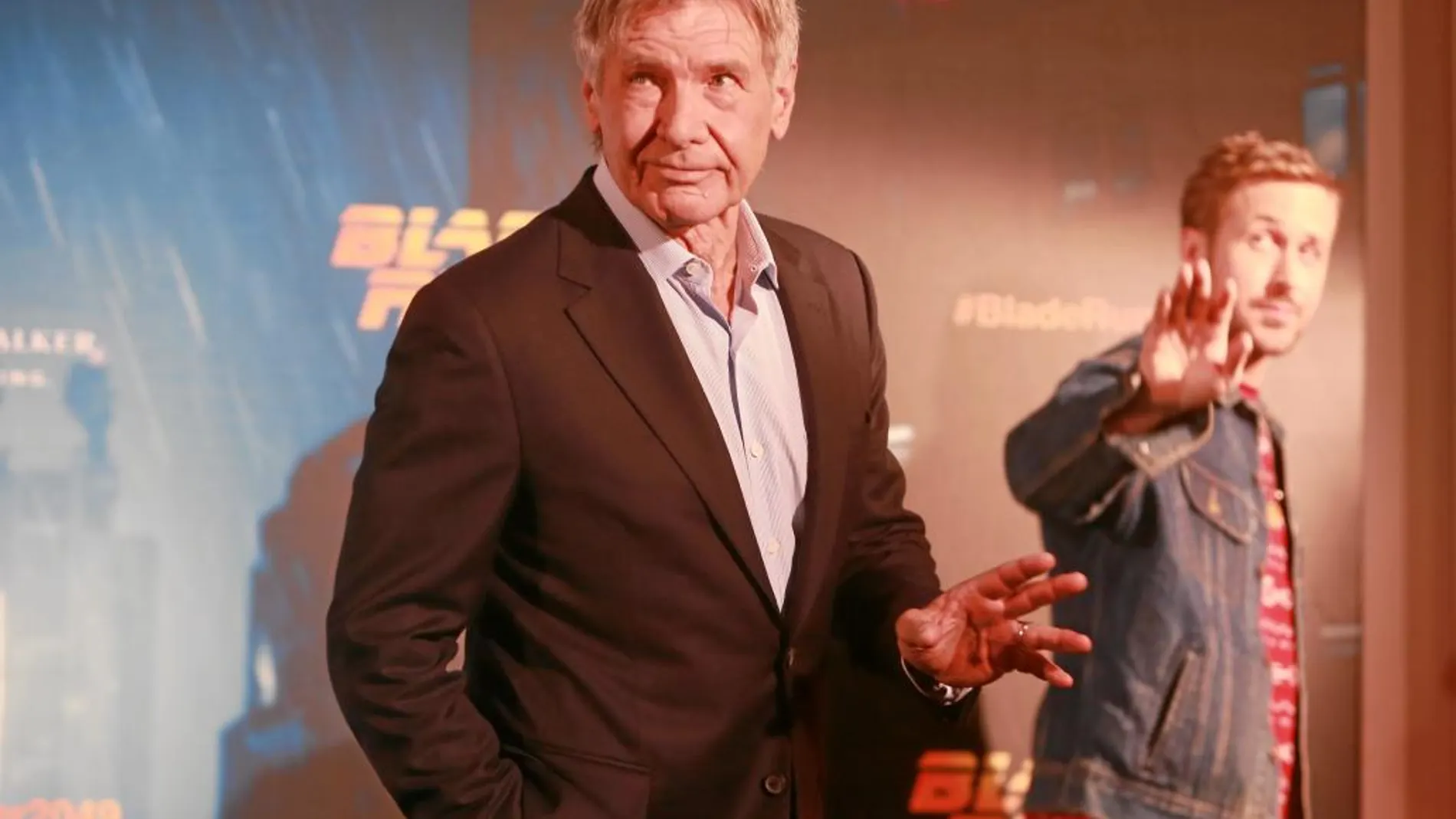 Harrison Ford saluda a la Prensa durante la presentación de la película