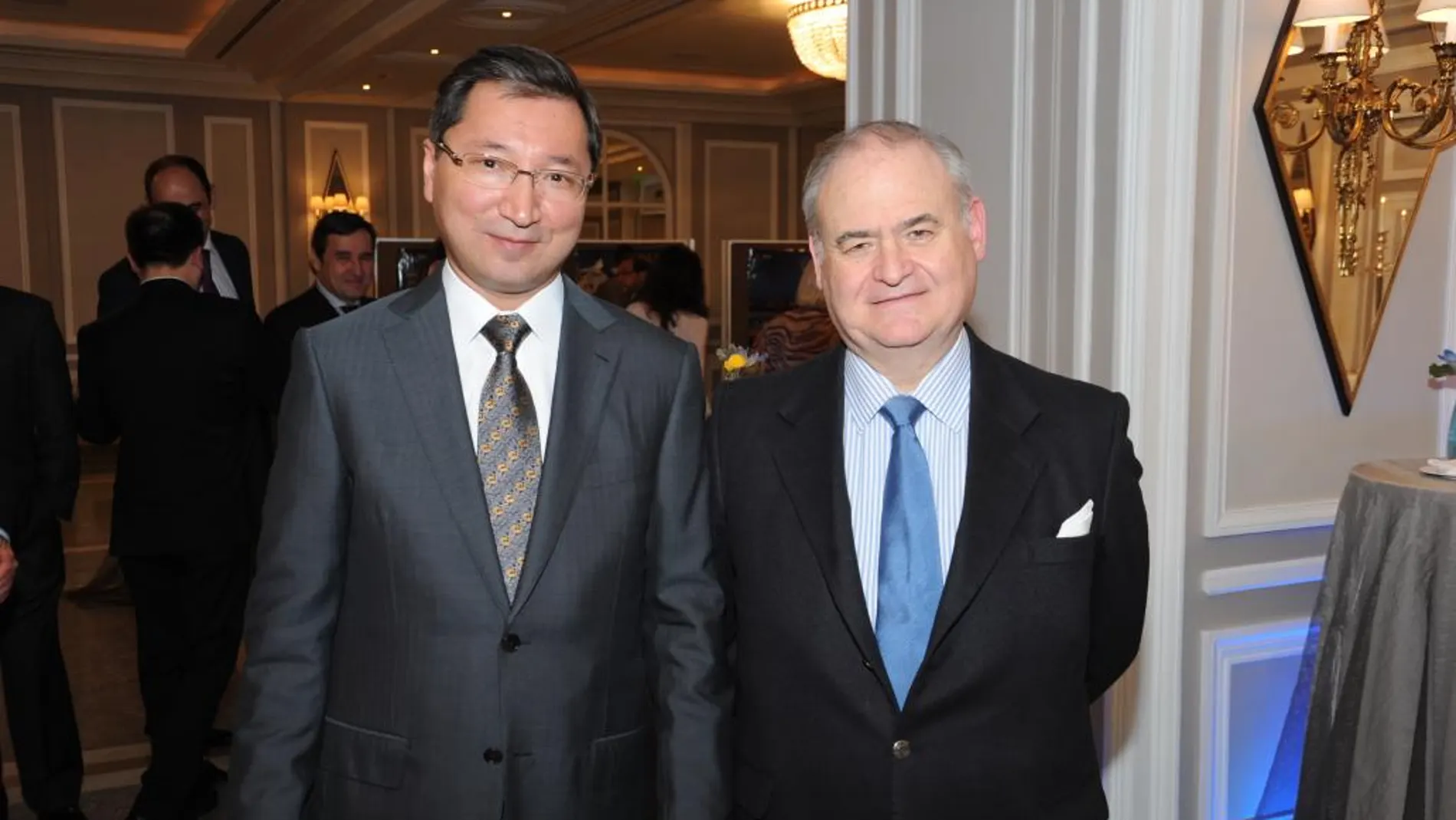 El embajador Kazajos, don Bakhyt Dyussenbayev, acompañado del Introductor de Embajadores don Juan Sunyé Mendía.