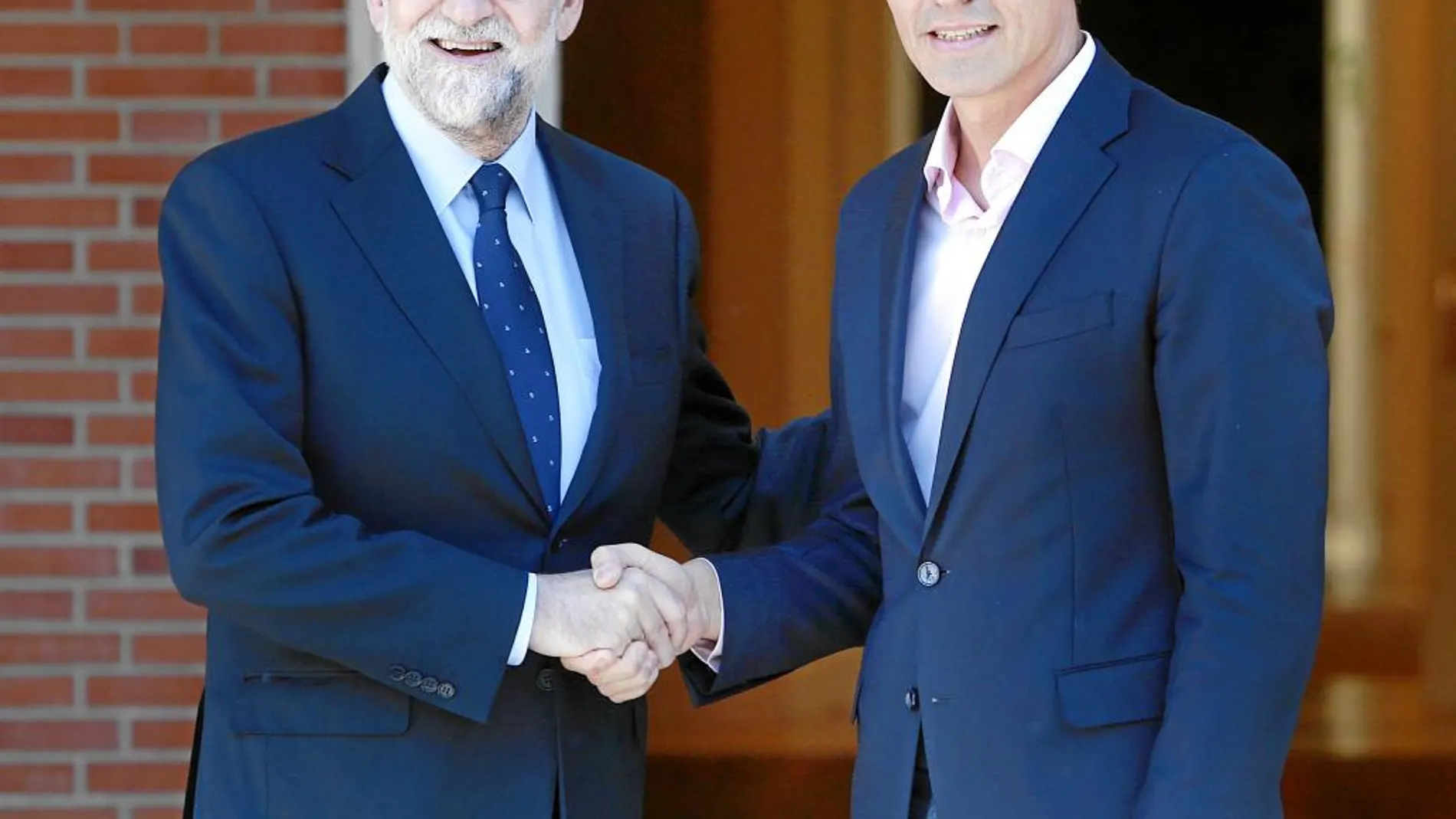 Rajoy y Sánchez, frente al palacio de la Moncloa