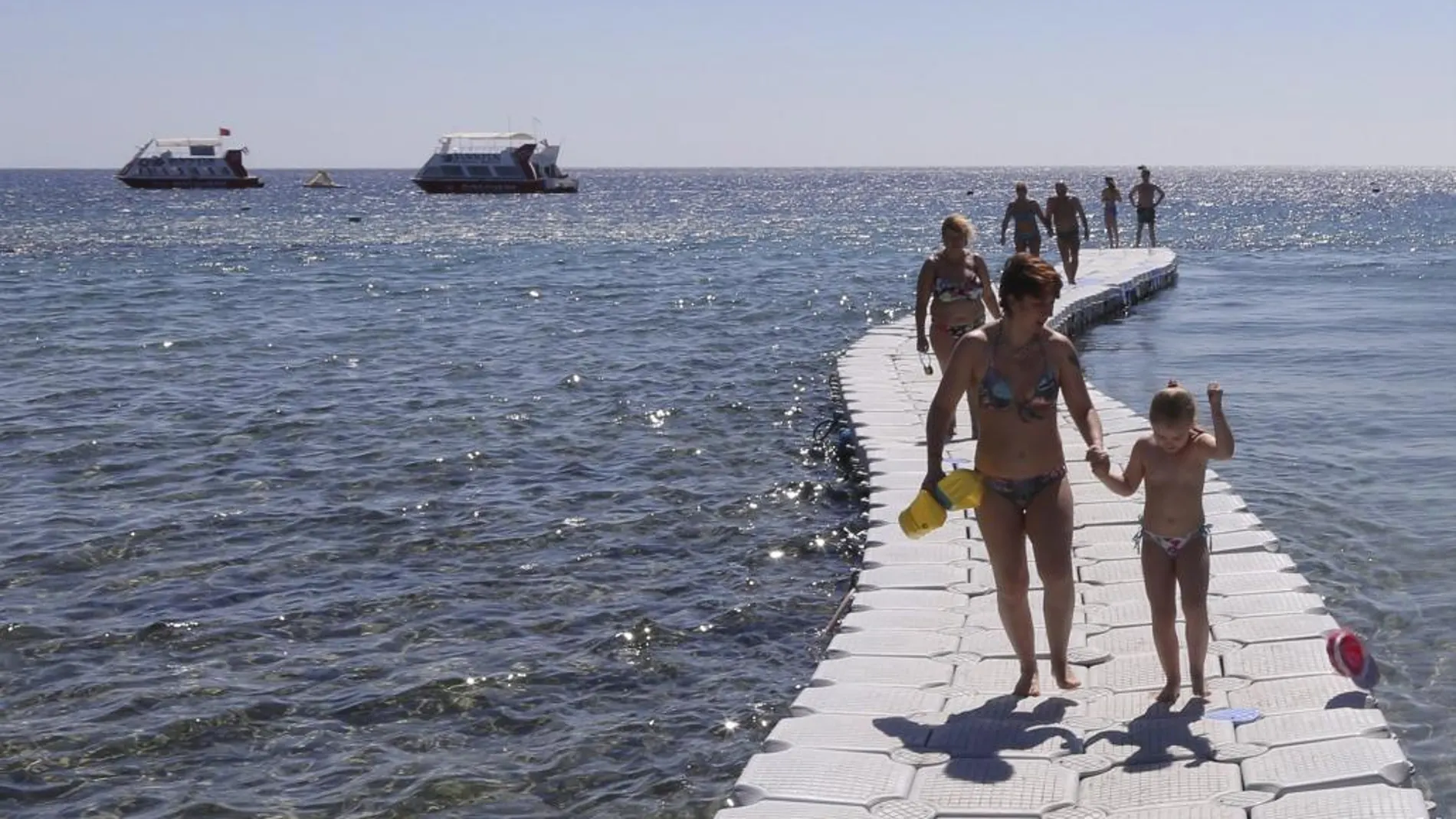 Fotografía de archivo fechada el 15 de marzo de 2015 que muestra a turistas en el balneario del Mar Rojo, Sharm el Sheij, a 500 kilómetros del Cairo, Egipto