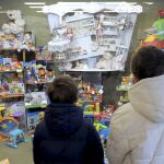 Dos niños ante una tienda de juguetes