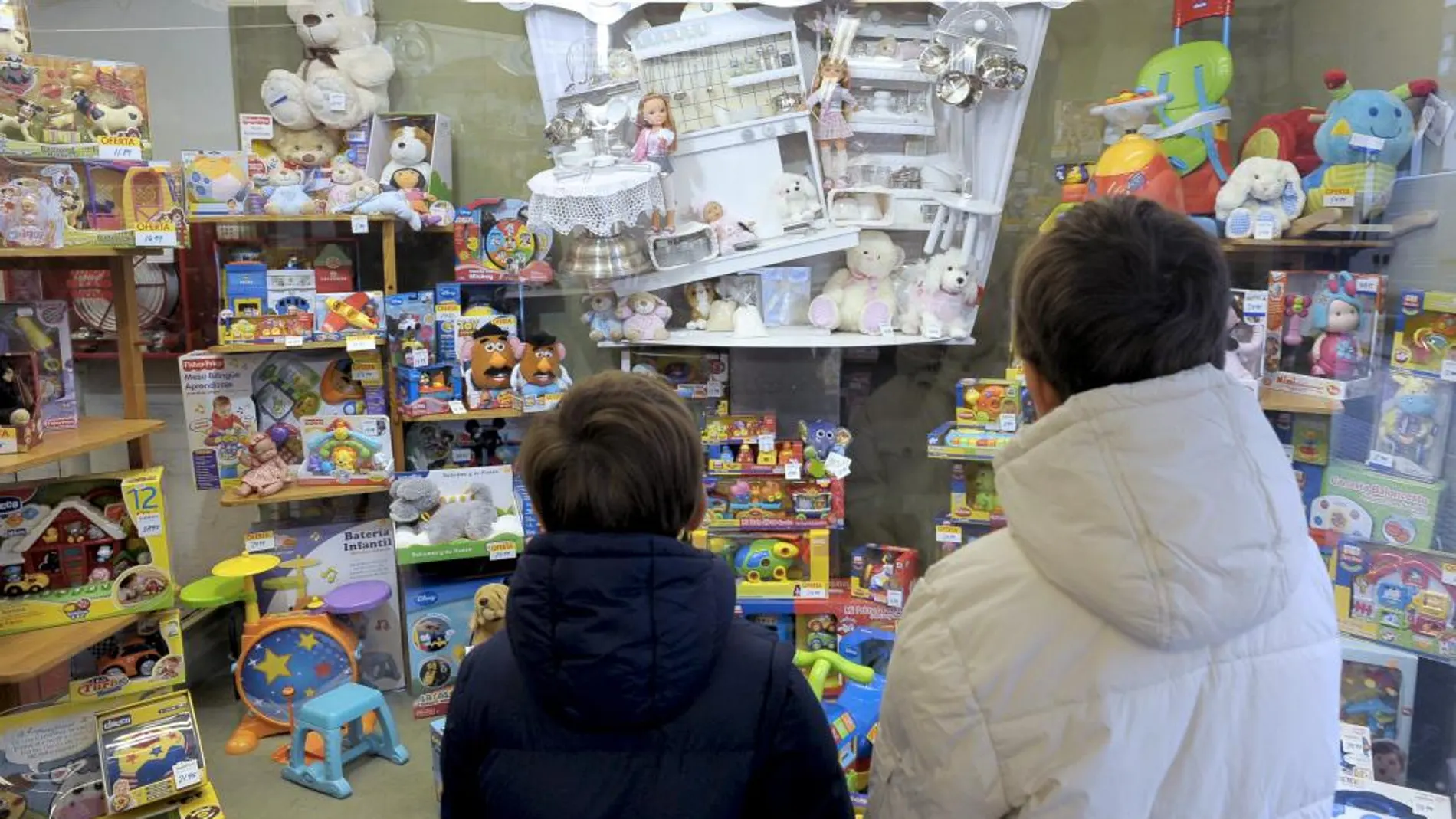 Dos niños ante una tienda de juguetes