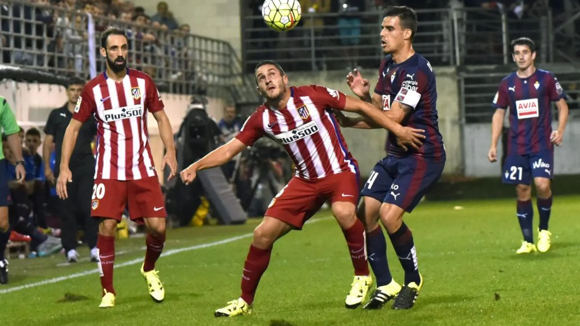 El centrocampista del Atlético de Madrid Koke Resurrección (c) durante el partido ante el Eíbar.