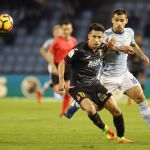 El delantero paraguayo del RCD Espanyol, Hernán Pérez (I), disputa un balon con el defensa del Celta