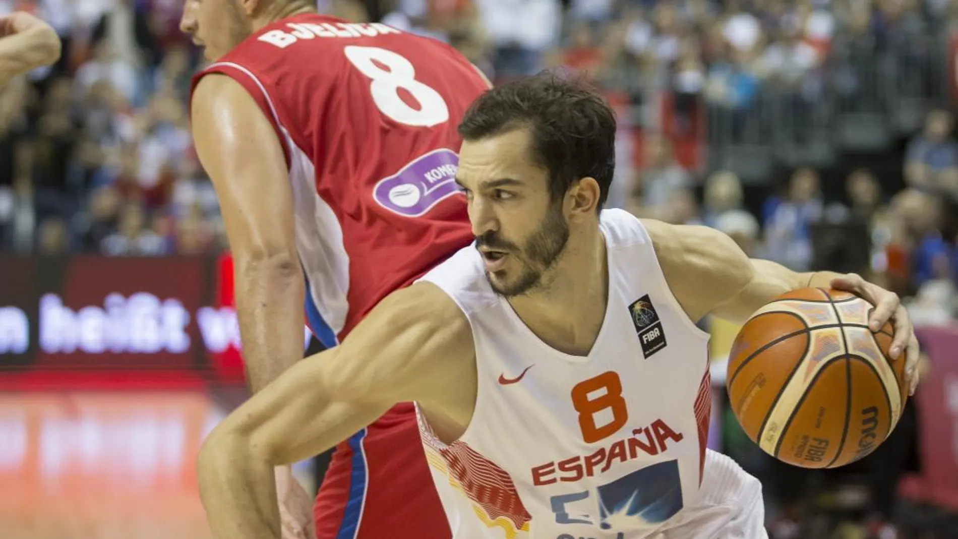 Pau Ribas y Nemanja Bjelica en un momento del partido de hoy.