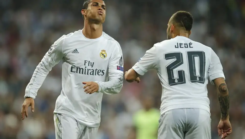 Ronaldo se lamenta del fallo en una jugada en presencia de Jesé