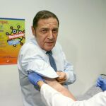 El consejero de Sanidad, Antonio María Sáez Aguado, acude a vacunarse contra la gripe