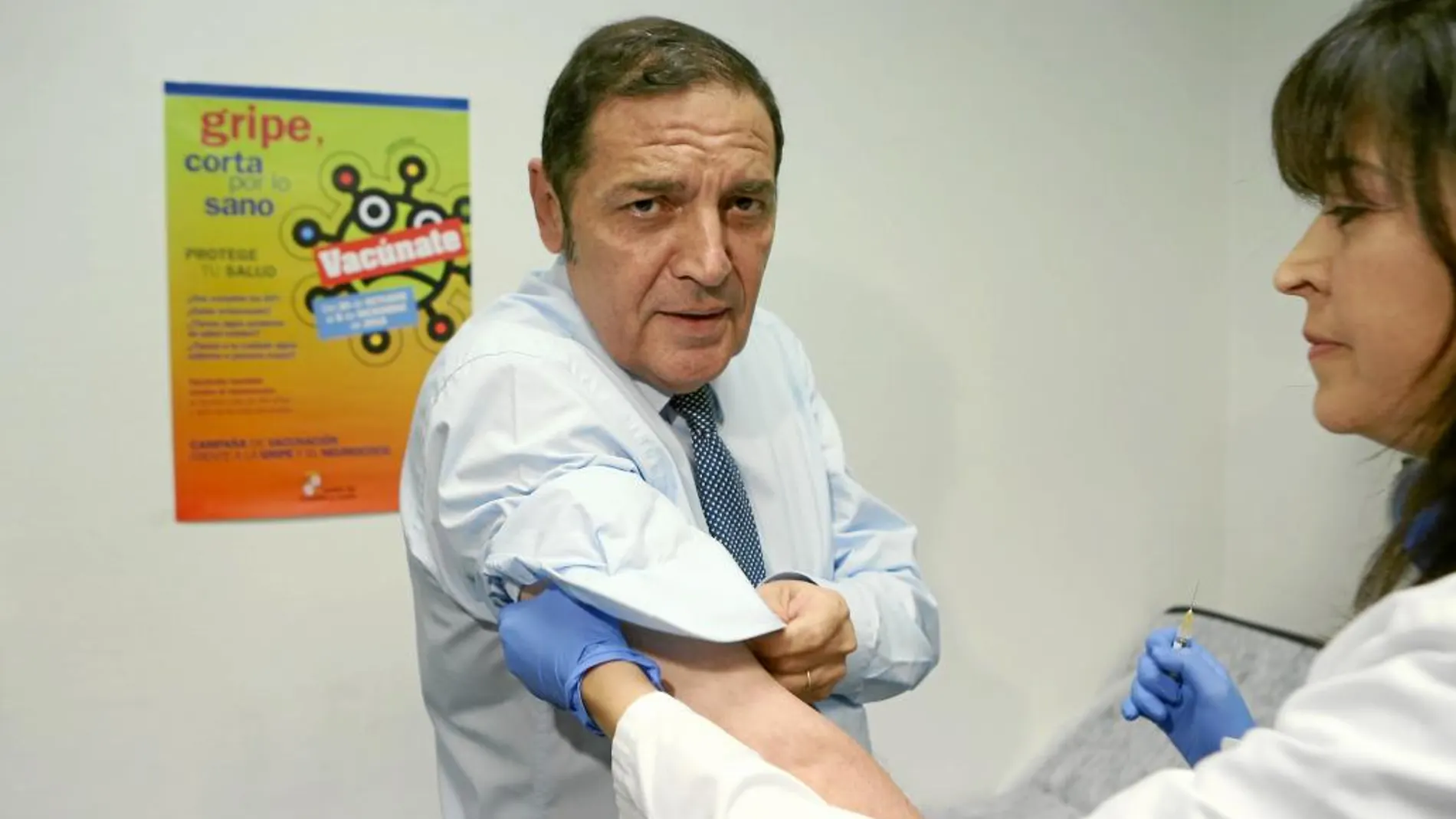 El consejero de Sanidad, Antonio María Sáez Aguado, acude a vacunarse contra la gripe