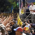 Capriles recorta distancia con Maduro
