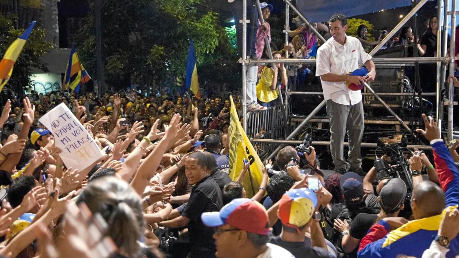 Capriles recorta distancia con Maduro