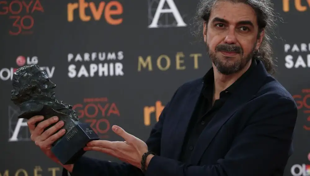 El director Fernando León de Aranoa con el Goya al Mejor Guion adaptado que ganó en 2016 por &quot;Un día perfecto&quot;